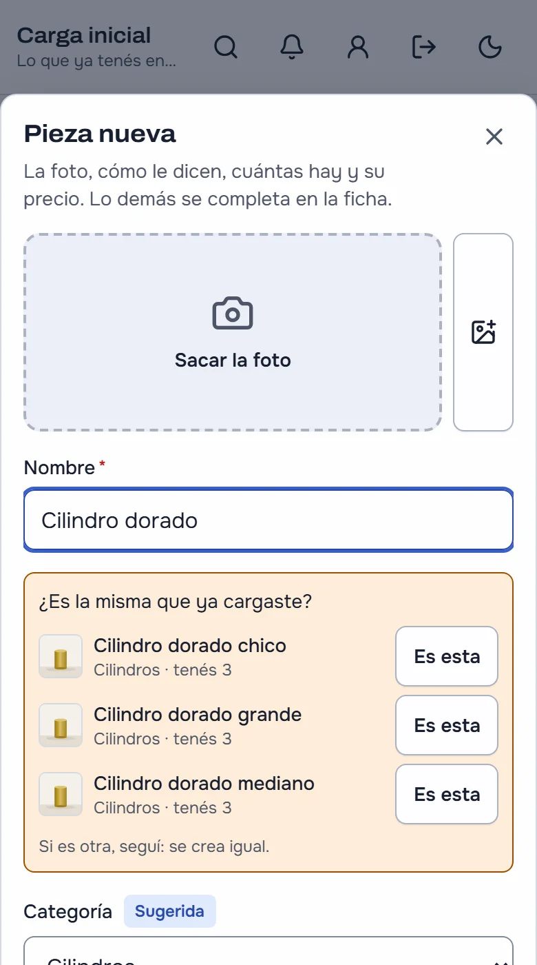 Pieza nueva en el celular, recorriendo el depósito: el lugar para sacar la foto, el nombre «Cilindro dorado» y debajo «¿Es la misma que ya cargaste?», con el cilindro dorado chico, el grande y el mediano, cada uno con su foto, cuántos hay y el botón «Es esta».
