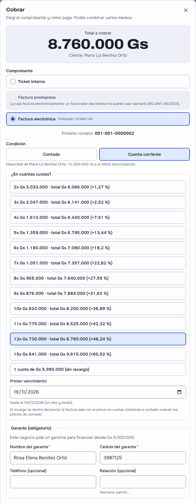«Cobrar» en la caja a María Liz Benítez Ortiz: el total a cobrar de 8.760.000 Gs, la factura electrónica, «Cuenta corriente» elegida con su disponible de 15.000.000 Gs, «¿En cuántas cuotas?» con los planes de 2 a 15 cuotas y «12x Gs 730.000 · total Gs 8.760.000 (+46,24 %)» marcado, la cuota sin recargo, el primer vencimiento a un mes, y el bloque «Garante (obligatorio)» con el nombre y la cédula del garante cargados