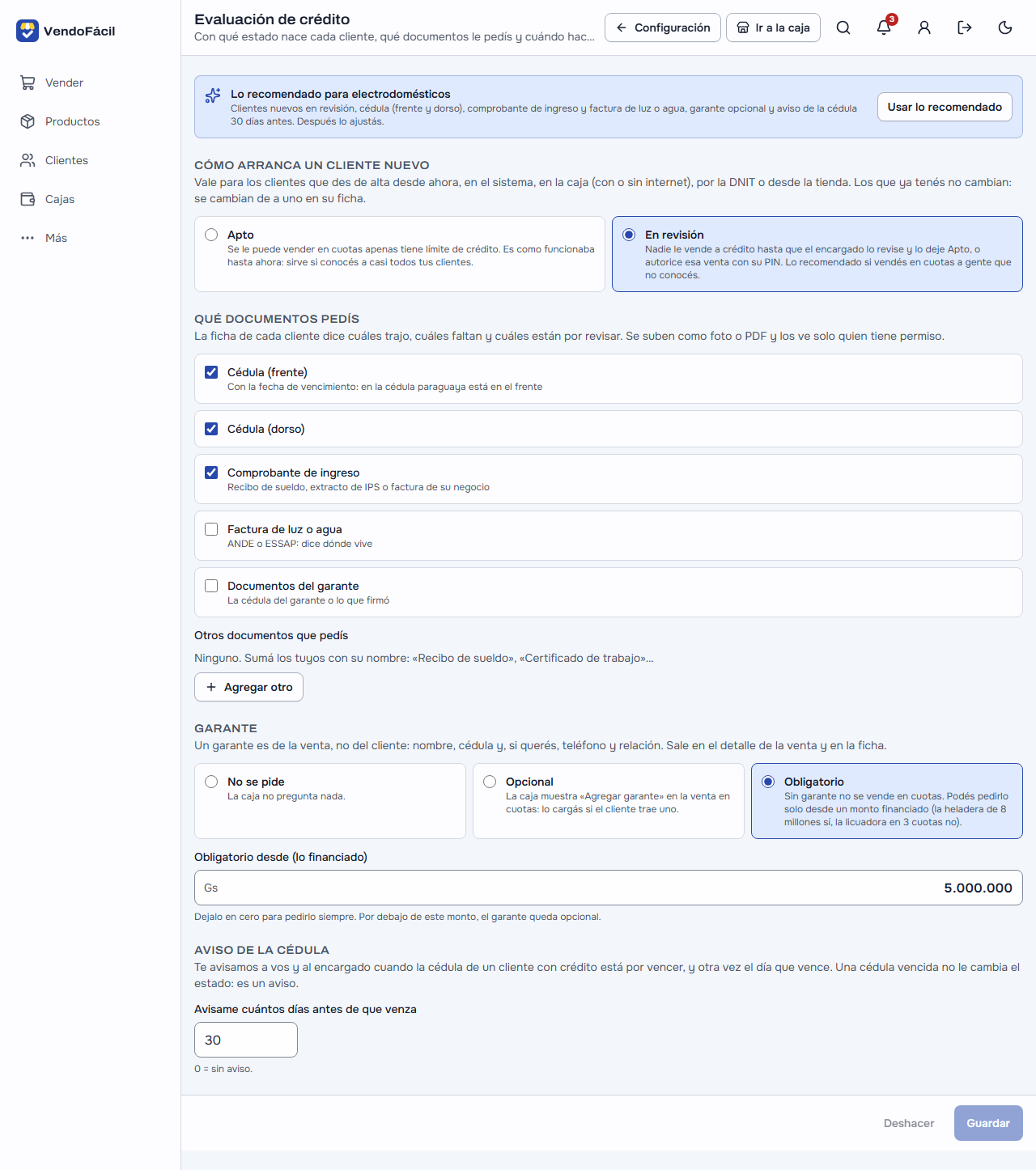 Configuración → Evaluación de crédito en la computadora: «Lo recomendado para electrodomésticos» con «Usar lo recomendado»; cómo arranca un cliente nuevo, con «En revisión» elegido; los documentos que pedís, con Cédula (frente), Cédula (dorso) y Comprobante de ingreso tildados y Factura de luz o agua y Documentos del garante sin tildar, y «Agregar otro»; el garante «Obligatorio» desde Gs 5.000.000 de lo financiado; el aviso de la cédula 30 días antes, y «Deshacer» y «Guardar» al pie