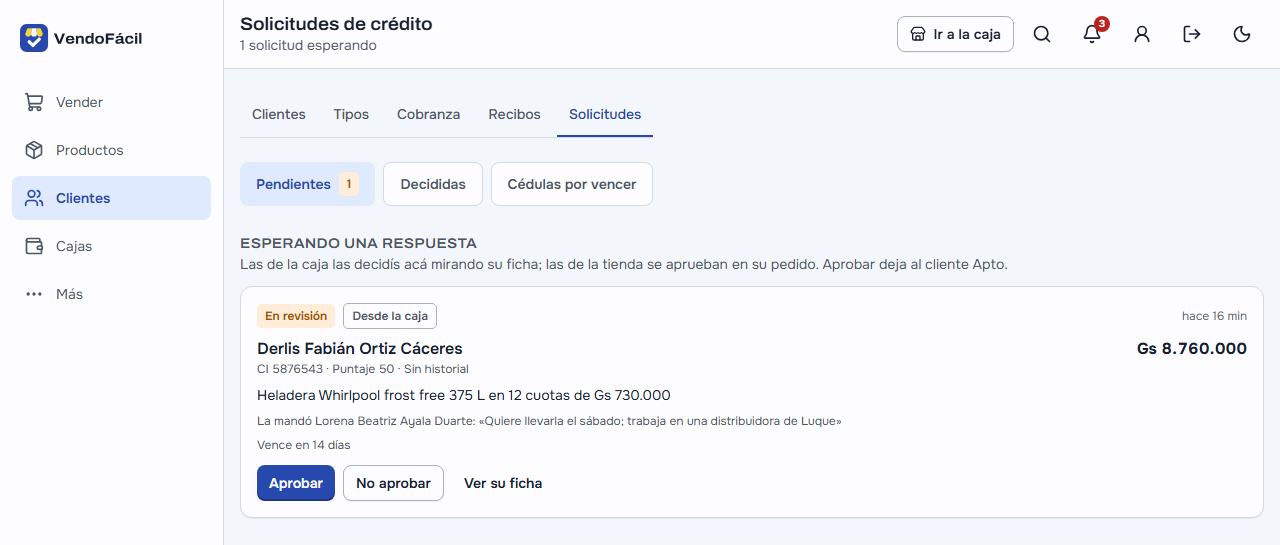 Clientes → Solicitudes de crédito en la computadora: «Pendientes» con 1, «Decididas» y «Cédulas por vencer»; la solicitud de Derlis Fabián Ortiz Cáceres, En revisión y desde la caja, con su cédula, «Puntaje 50 · Sin historial», la Heladera Whirlpool frost free 375 L en 12 cuotas de Gs 730.000 por Gs 8.760.000, quién la mandó con su nota, cuándo vence, y «Aprobar», «No aprobar» y «Ver su ficha»