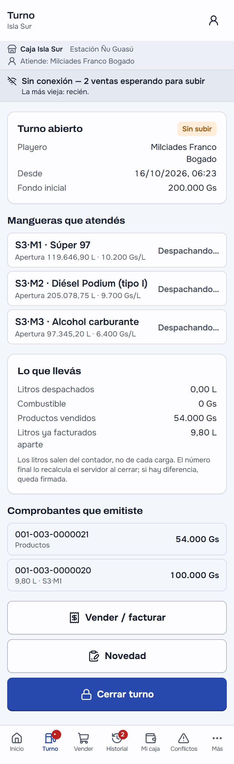 El turno abierto en la tablet de la Isla Sur, sin conexión: arriba «Sin conexión» con las ventas esperando para subir, el turno «Sin subir» con el playero, su hora y el fondo de 200.000, las tres mangueras despachando con su apertura y su precio, lo que lleva con los productos vendidos y los litros facturados aparte, los dos comprobantes que emitió (la carga de S3·M1 y el aditivo) y los botones «Vender / facturar», «Novedad» y «Cerrar turno»