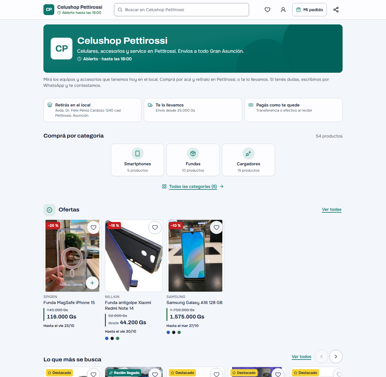 La misma tienda en la computadora: el buscador en el encabezado con el corazón, la cuenta, «Mi pedido» y compartir; la franja con las iniciales y «Abierto · hasta las 18:00»; las tres tarjetas de «Cómo comprás acá»; las baldosas Smartphones, Fundas y Cargadores; «Ofertas» con la Funda MagSafe iPhone 15 a 116.000 Gs (antes 145.000, −20 %), la Funda antigolpe Xiaomi Redmi Note 14 «desde 44.200 Gs» (−15 %) y el Samsung Galaxy A16 128 GB a 1.575.000 Gs (−10 %); y «Lo que más se busca» con «Ver todos» y las flechas