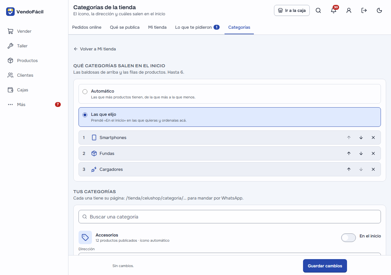 «Categorías de la tienda» en la computadora: «Qué categorías salen en el inicio» con «Las que elijo» marcado y Smartphones, Fundas y Cargadores en orden, cada una con sus flechas para subir y bajar y su ×; debajo «Tus categorías», la dirección /tienda/celushop/categoria/… para mandar por WhatsApp, el buscador y Accesorios, con 12 productos publicados, ícono automático y su interruptor «En el inicio»